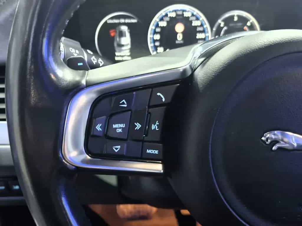 Jaguar XF SPORTBRAKE PORTFOLIO AWD LED/LEDER/PANORAMA 08/2018-photo-16