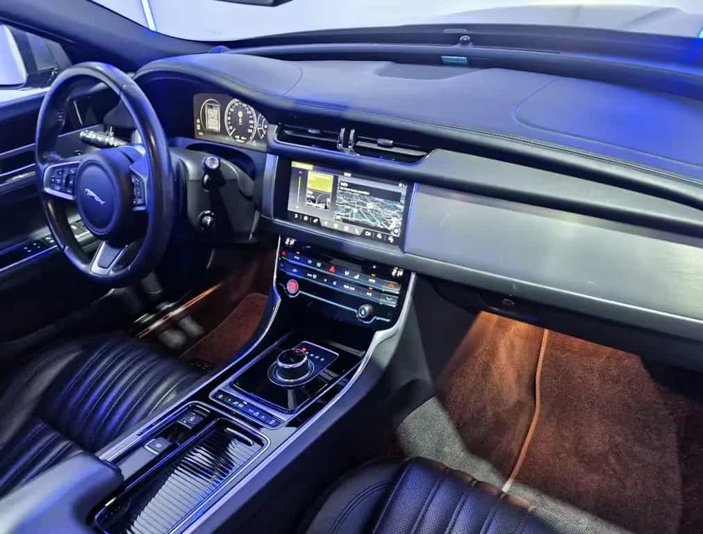 Jaguar XF SPORTBRAKE PORTFOLIO AWD LED/LEDER/PANORAMA 08/2018-photo-18