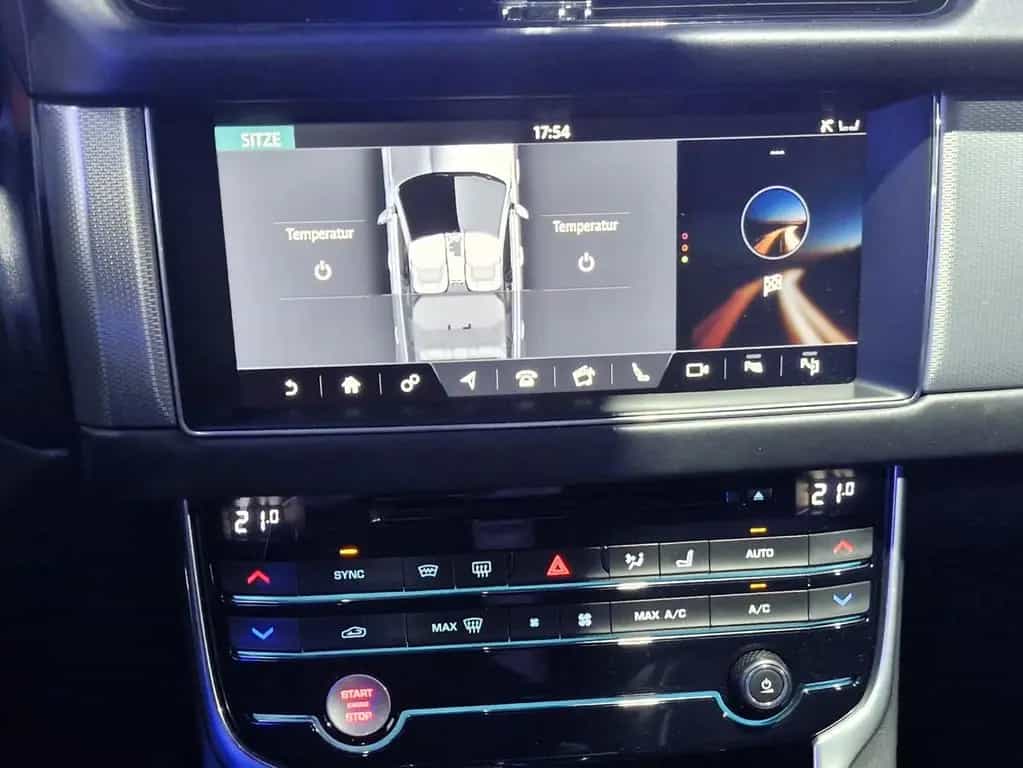 Jaguar XF SPORTBRAKE PORTFOLIO AWD LED/LEDER/PANORAMA 08/2018-photo-21