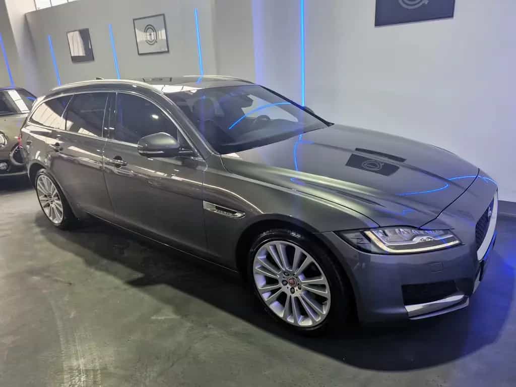 Jaguar XF SPORTBRAKE PORTFOLIO AWD LED/LEDER/PANORAMA 08/2018-photo-3