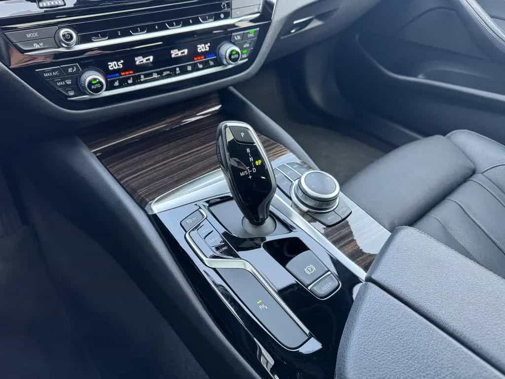 BMW 520 d Touring SportLine HeadUp Komfortsitze Panor 02/2020-photo-18