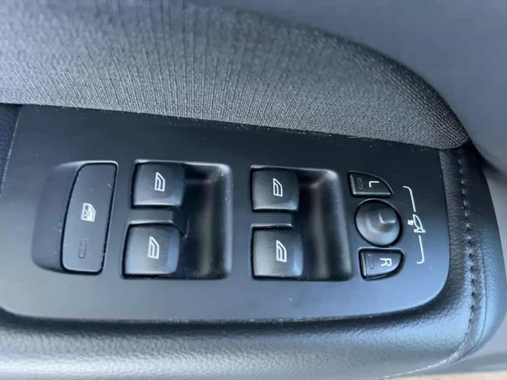 Volvo XC 60 B4 AWD Momentum Pro Mild-Hybrid 10/2020-photo-17