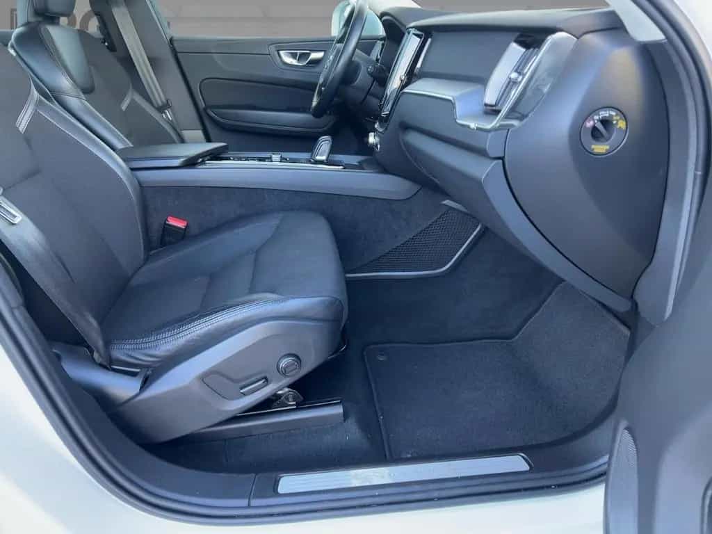 Volvo XC 60 B4 AWD Momentum Pro Mild-Hybrid 10/2020-photo-6