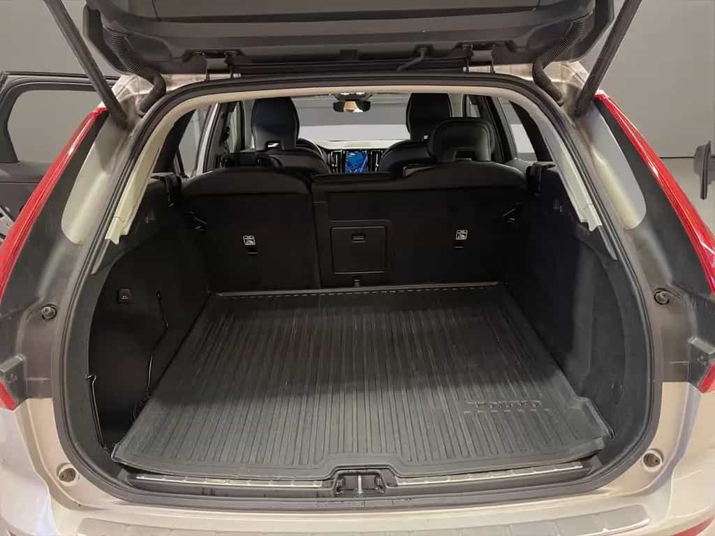 Volvo XC60 B4 (Diesel) Momentum Pro AUT Kam. Navi LED 01/2022-photo-16