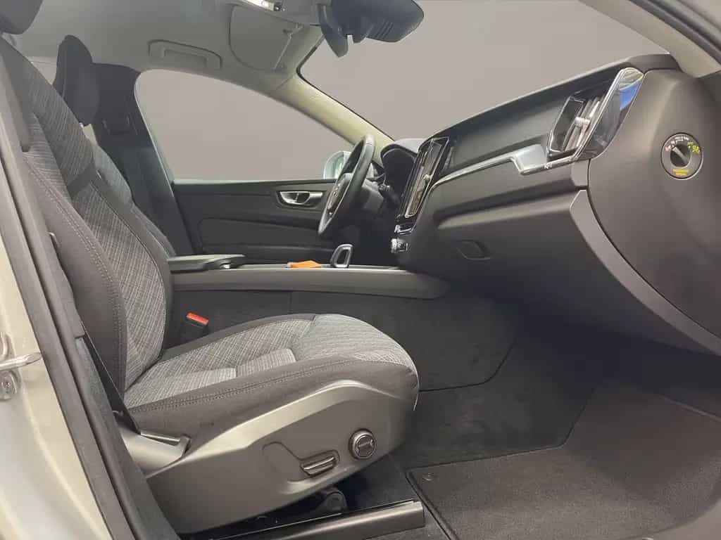 Volvo XC60 B4 (Diesel) Momentum Pro AUT Kam. Navi LED 01/2022-photo-17