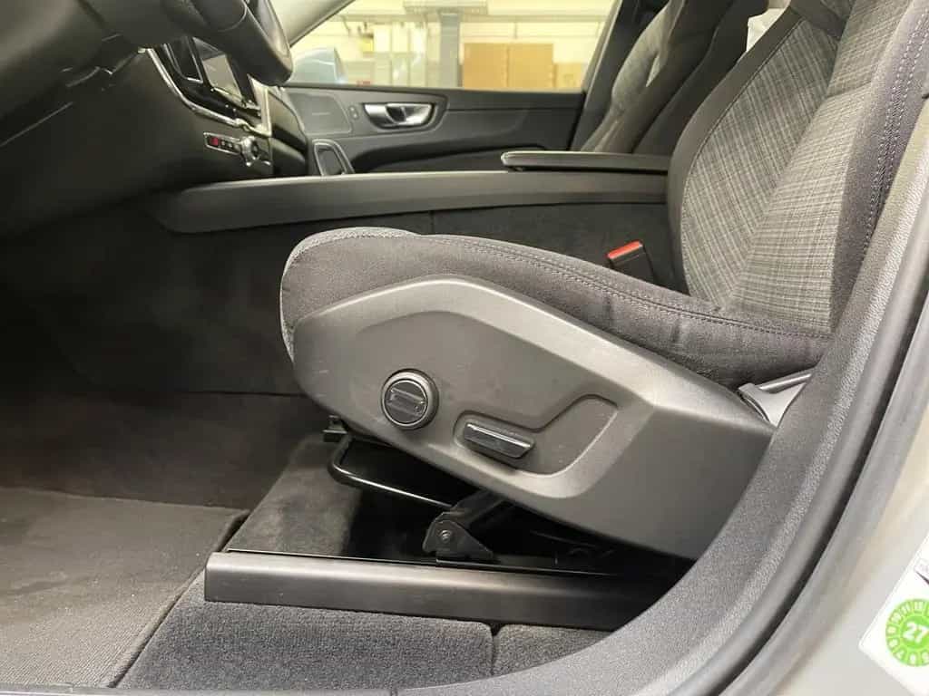 Volvo XC60 B4 (Diesel) Momentum Pro AUT Kam. Navi LED 01/2022-photo-9