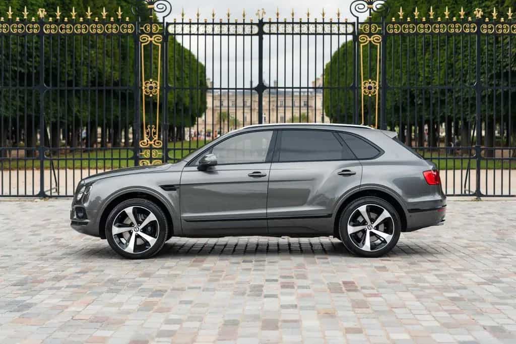 Bentley Bentayga 6.0 W12 - first hand, 30 900 kms 03/2018-photo-0