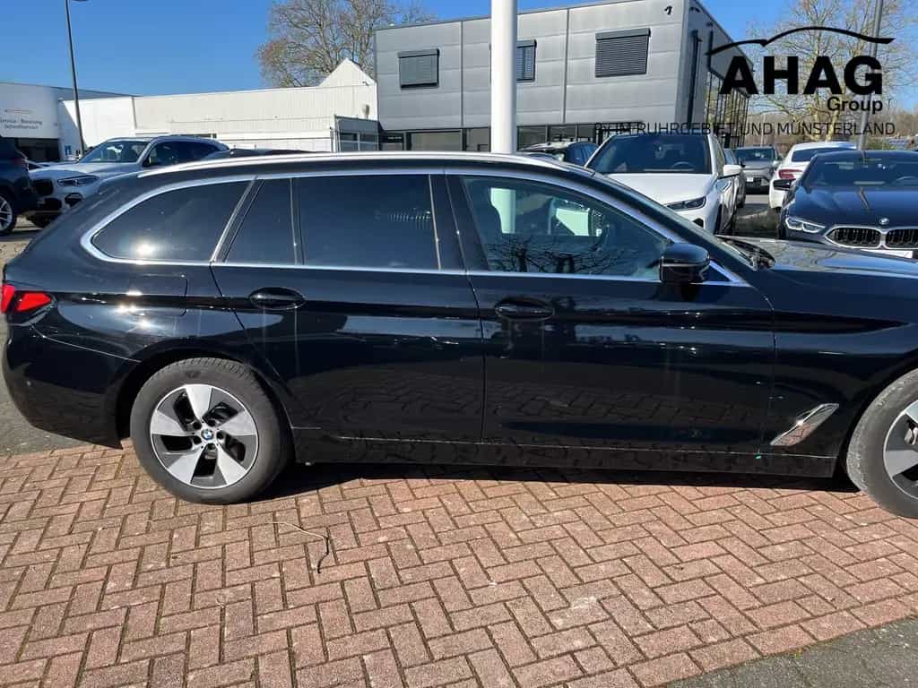 BMW 5 Series i Touring 11/2021-photo-2