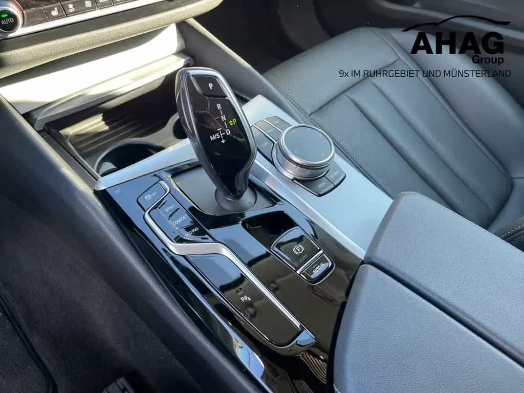 BMW 5 Series i Touring 11/2021-photo-9