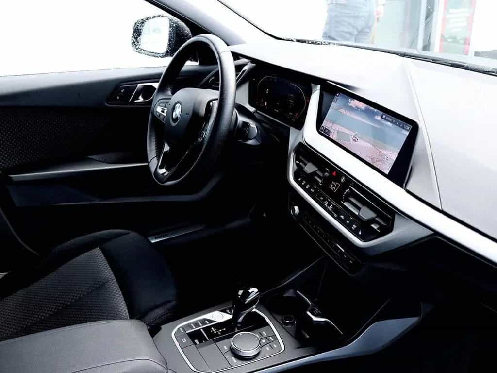 BMW 1 Series 118i Advantage Sitzheizung DAB LED 12/2022-photo-5