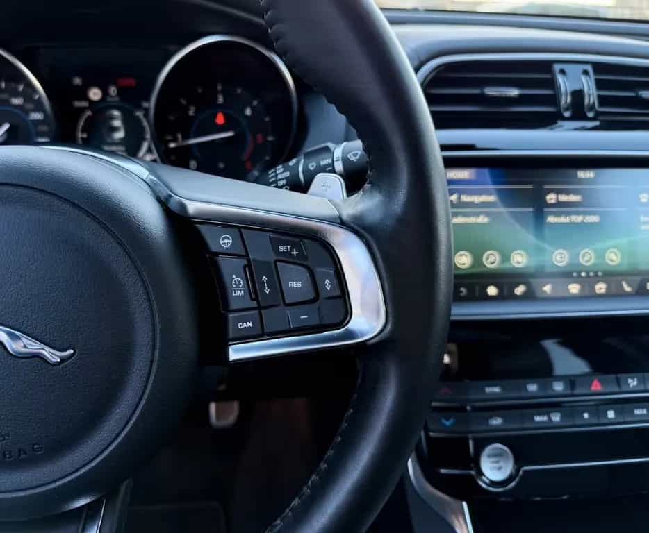 Jaguar XE 25d R-Sport AWD/HU neu/AUT/NAV/LED/KAM 09/2018-photo-14