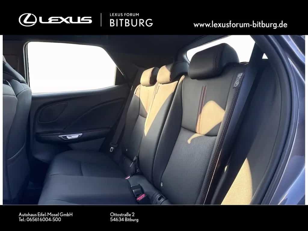 Lexus LBX FWD Elegant Black Edition null-photo-10