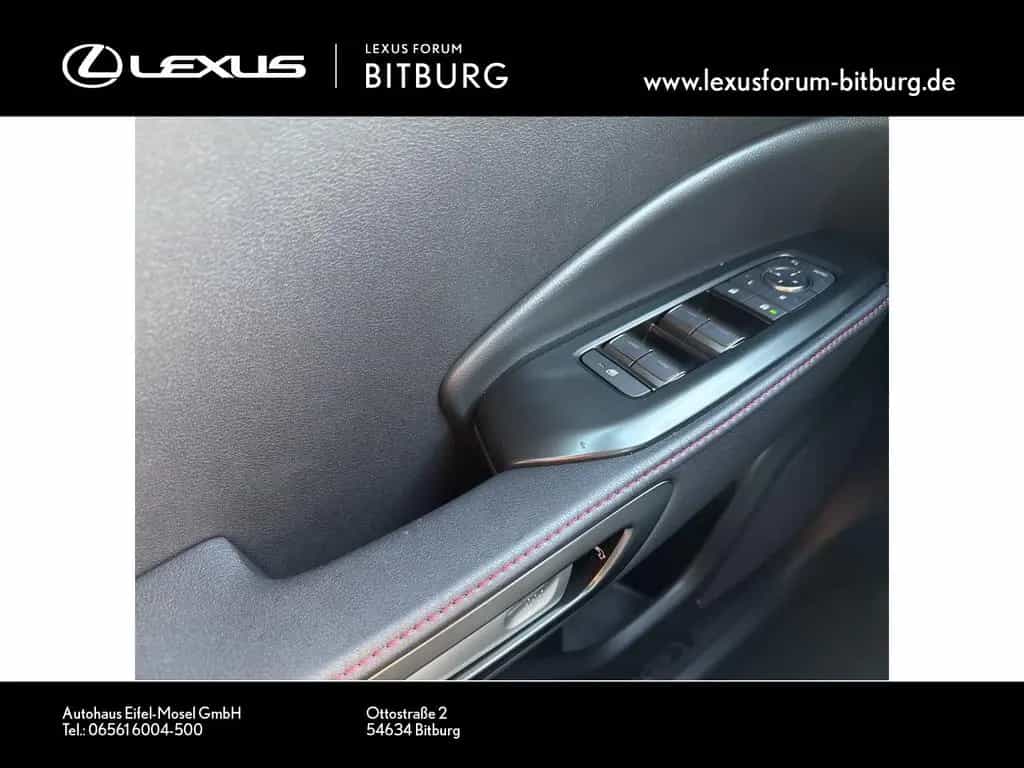 Lexus LBX FWD Elegant Black Edition null-photo-17