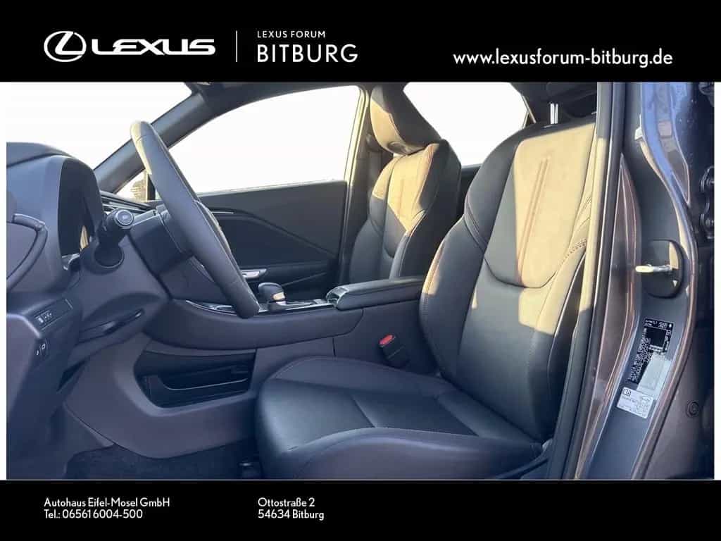 Lexus LBX FWD Elegant Black Edition null-photo-9