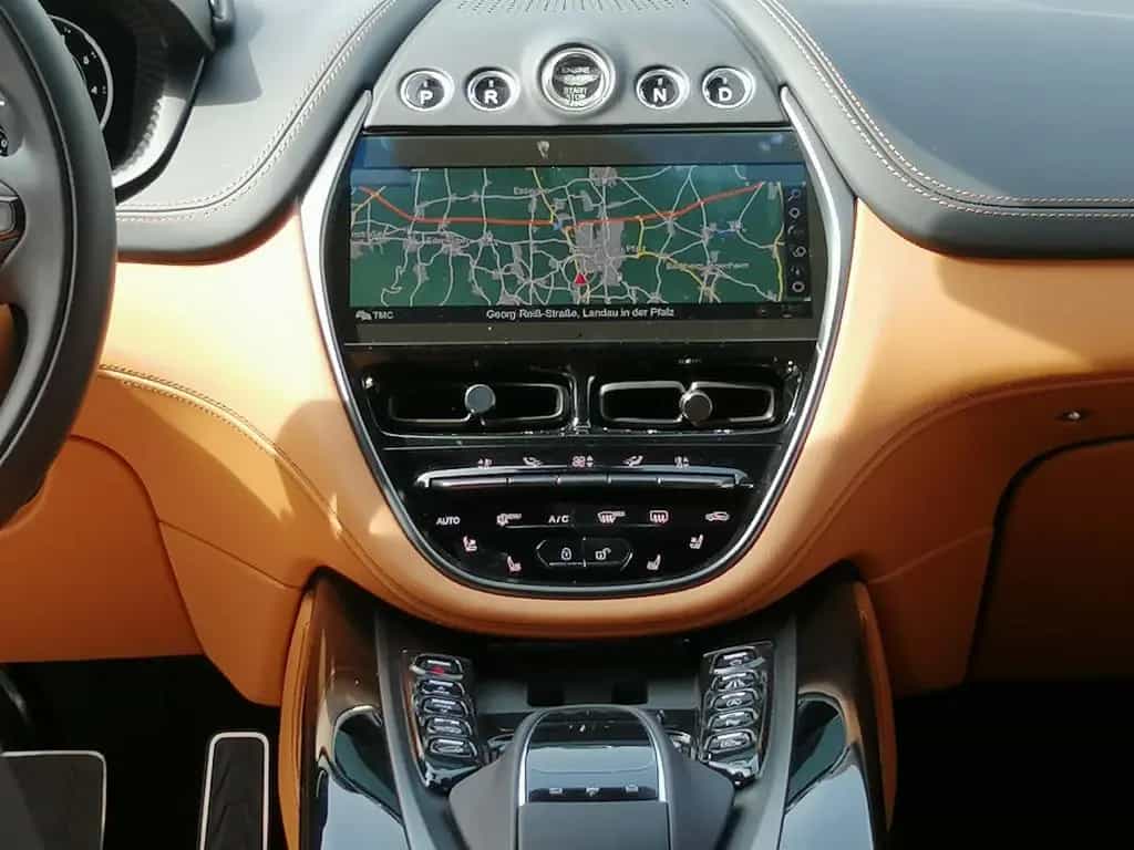 Aston Martin DBX Concours Blau Vollausstattung-6 800 KM- 06/2022-photo-10