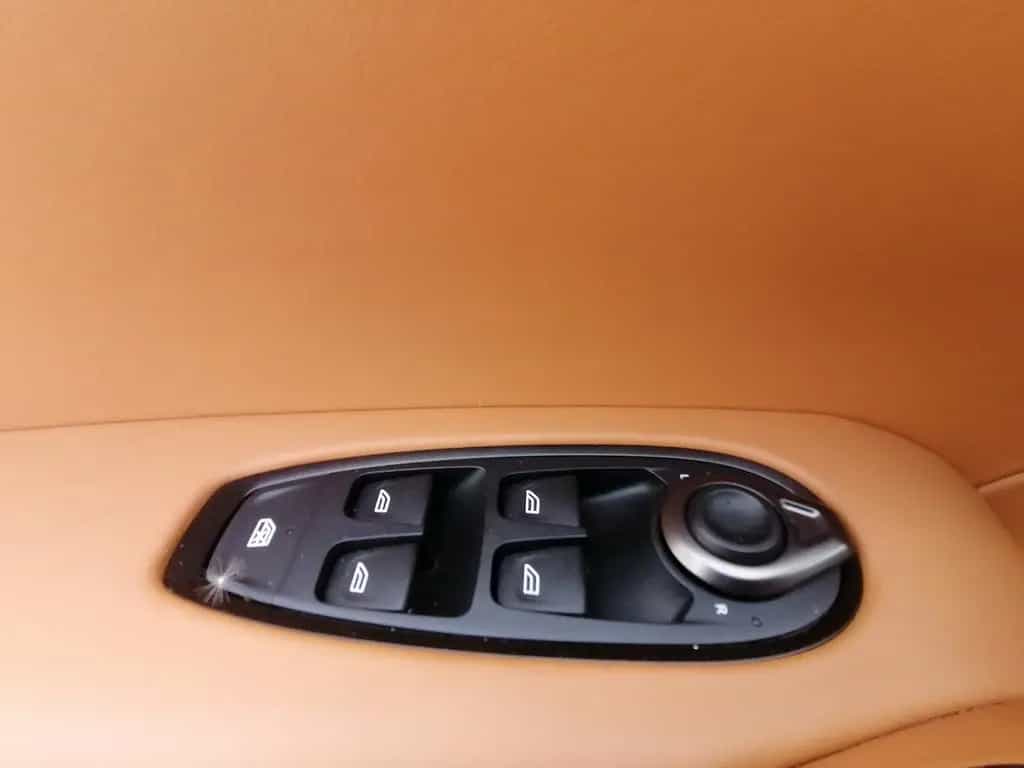 Aston Martin DBX Concours Blau Vollausstattung-6 800 KM- 06/2022-photo-12