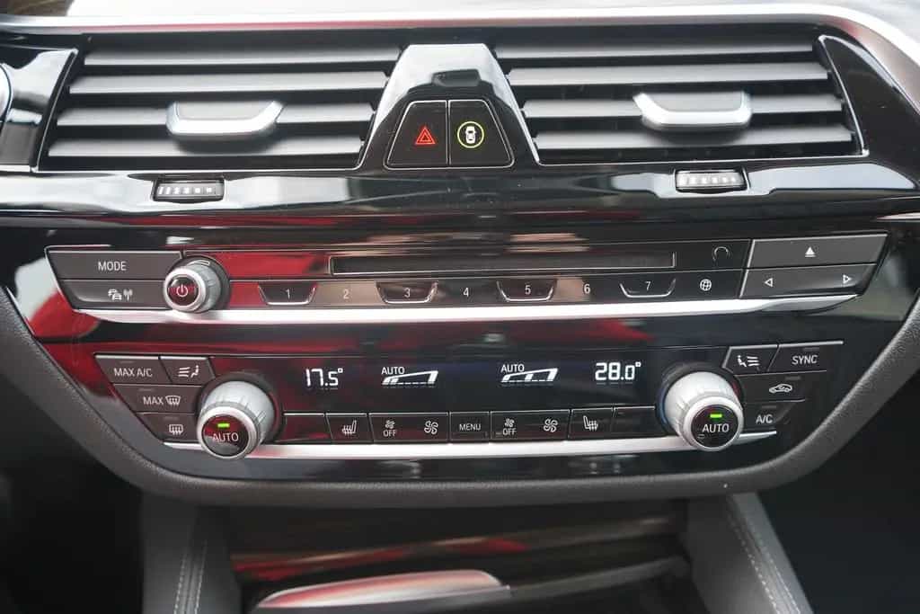 BMW 520 d xDrive Luxury Line LED Navi Standheizung 01/2020-photo-17
