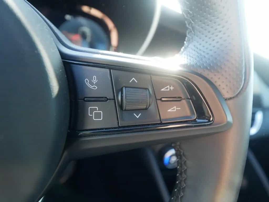 Alfa Romeo Giulia TI 2.0 TURBO 16V 280 PS AT8 Q4 NAVI XENON 07/2023-photo-24