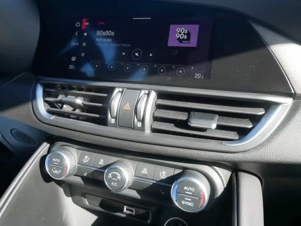 Alfa Romeo Giulia TI 2.0 TURBO 16V 280 PS AT8 Q4 NAVI XENON 07/2023-photo-27