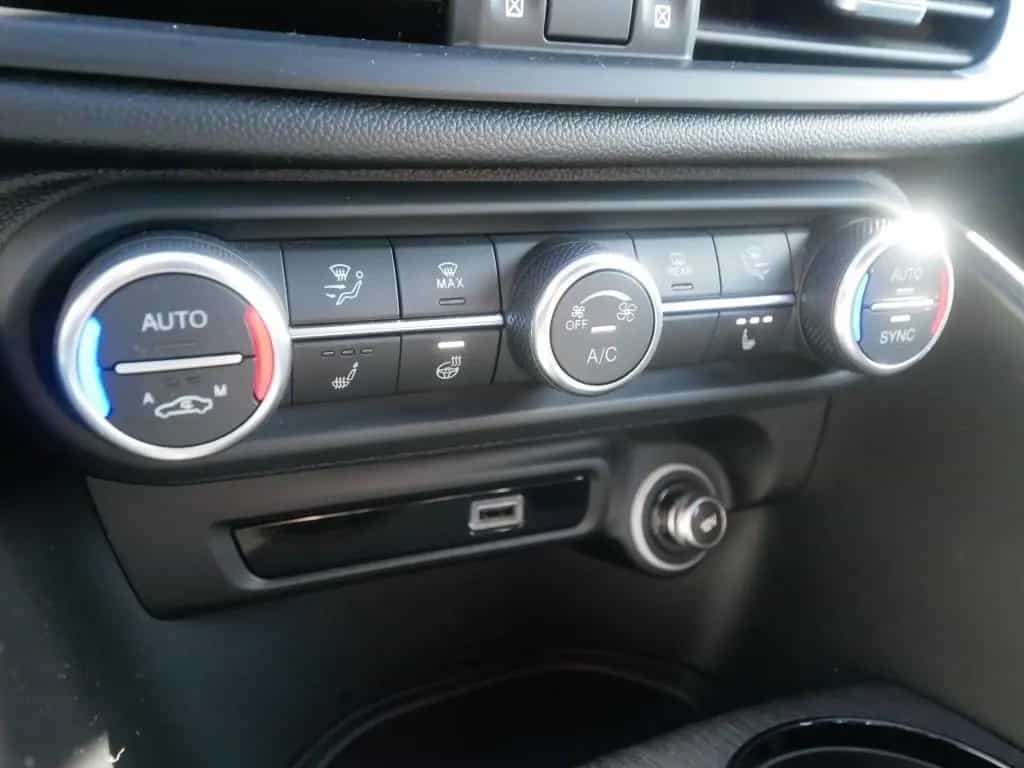 Alfa Romeo Giulia TI 2.0 TURBO 16V 280 PS AT8 Q4 NAVI XENON 07/2023-photo-34