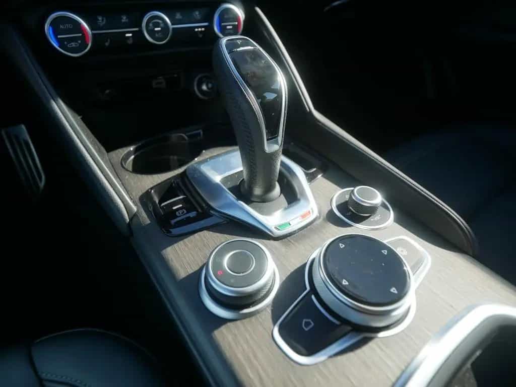 Alfa Romeo Giulia TI 2.0 TURBO 16V 280 PS AT8 Q4 NAVI XENON 07/2023-photo-35