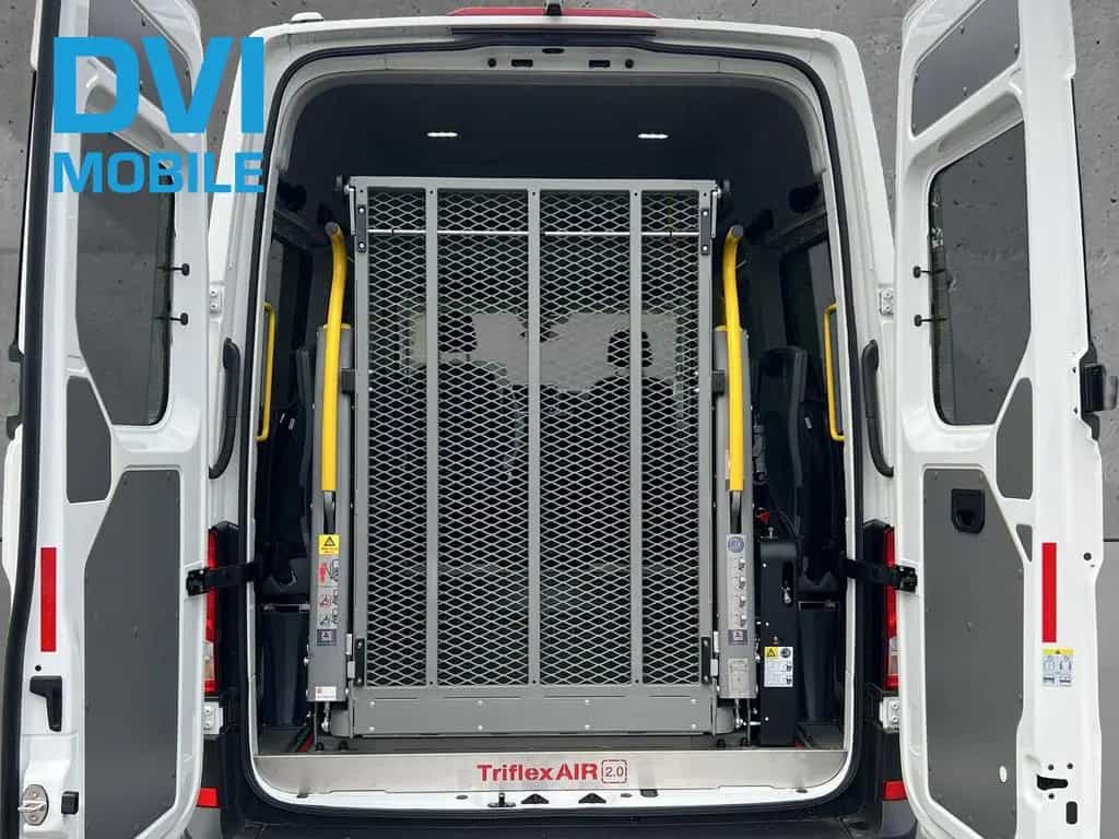 MAN TGE Rollstuhl-Lift Triflex Boden Drehklappsitze null-photo-11