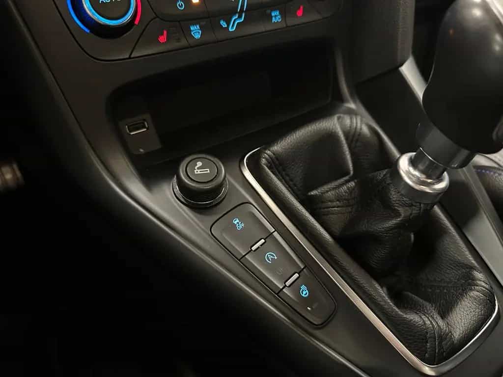Ford Focus Turnier 2.0 ST +BI-XENON+NAVI+LEDER+2.HAND 08/2017-photo-18