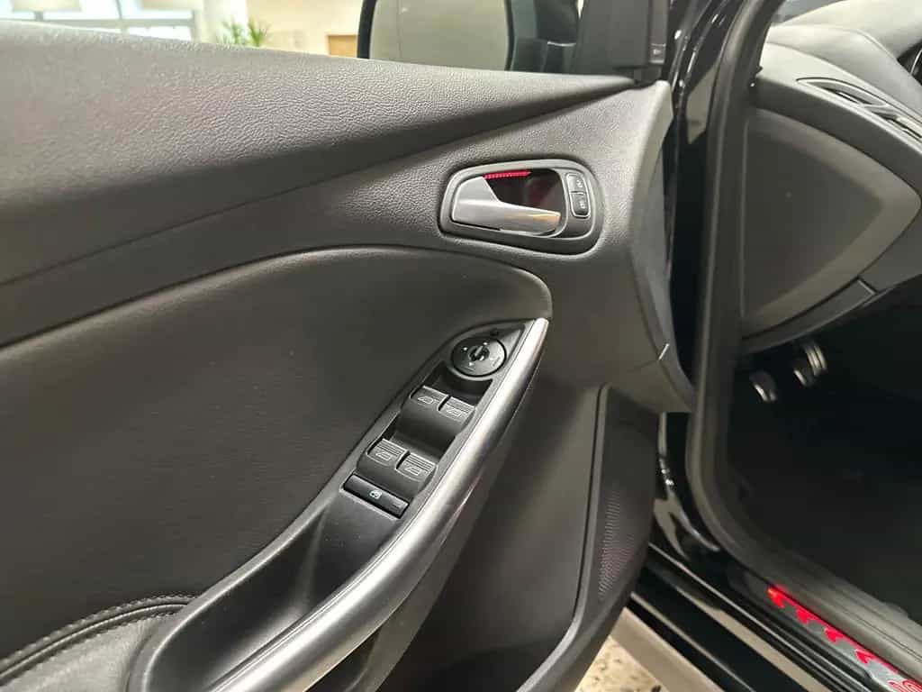 Ford Focus Turnier 2.0 ST +BI-XENON+NAVI+LEDER+2.HAND 08/2017-photo-23