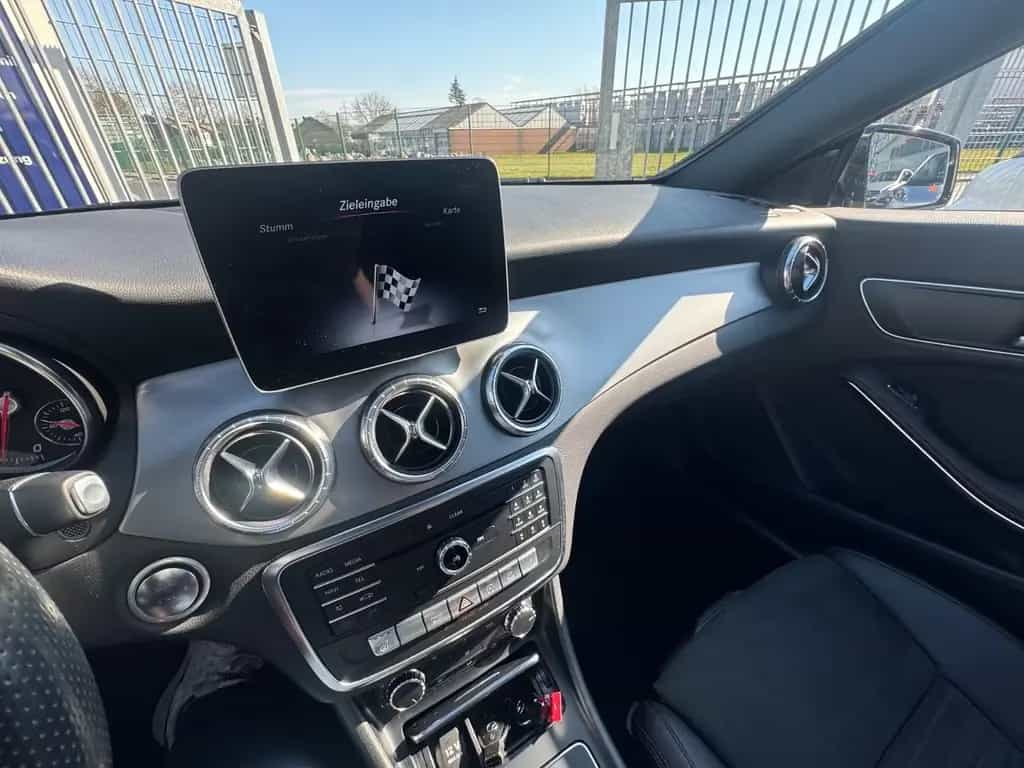 Mercedes-Benz CLA-Class Shooting Brake CLA 200 AMG LEDER PANORAMA 11/2017-photo-17