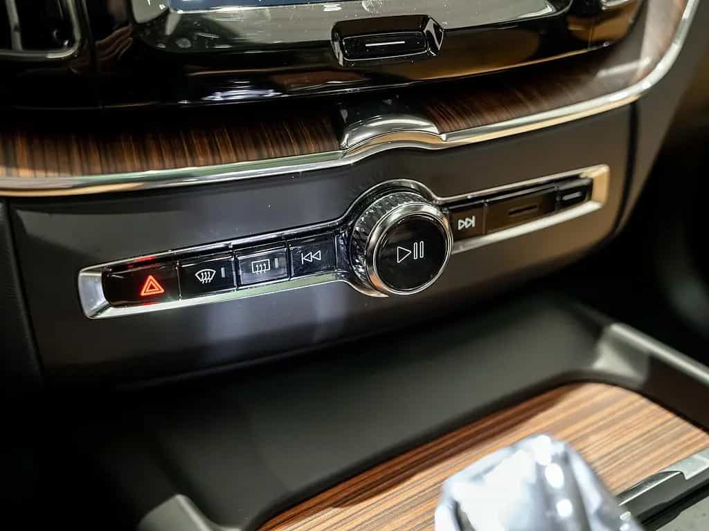 Volvo XC60 B4 Ultimate Dark AWD B&W AHK STANDHEIZUNG 11/2023-photo-15