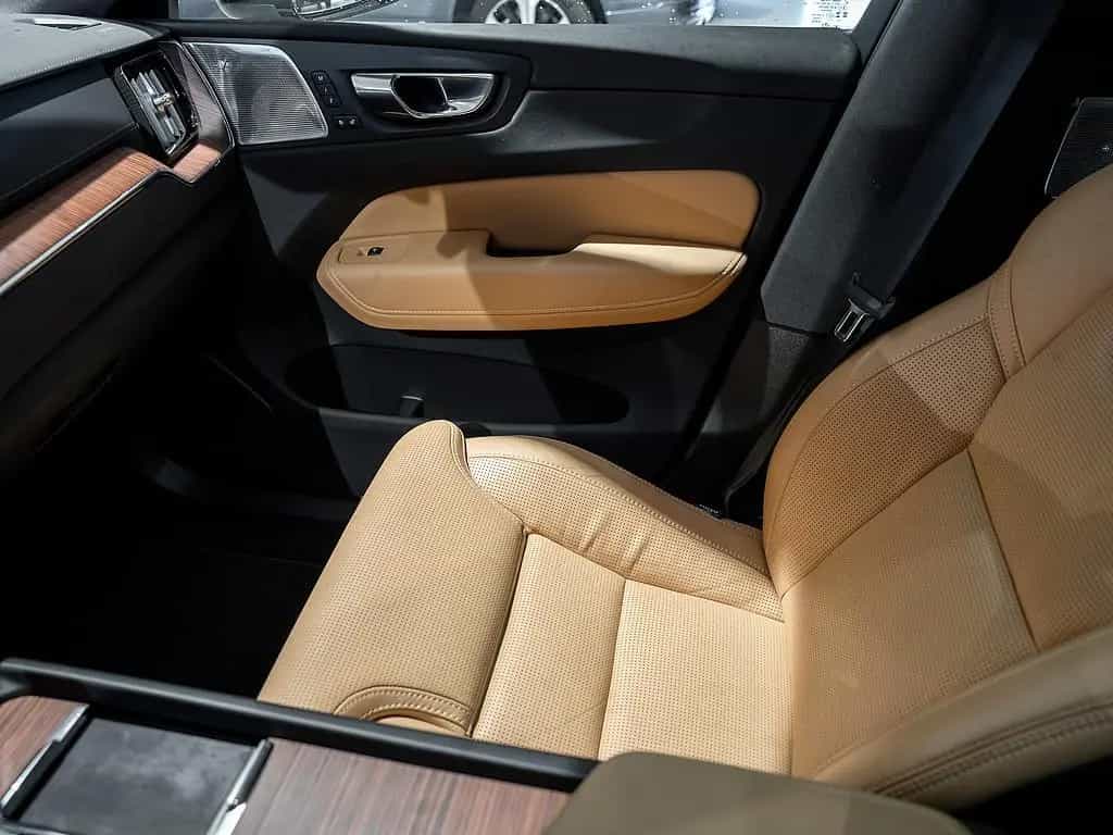 Volvo XC60 B4 Ultimate Dark AWD B&W AHK STANDHEIZUNG 11/2023-photo-18