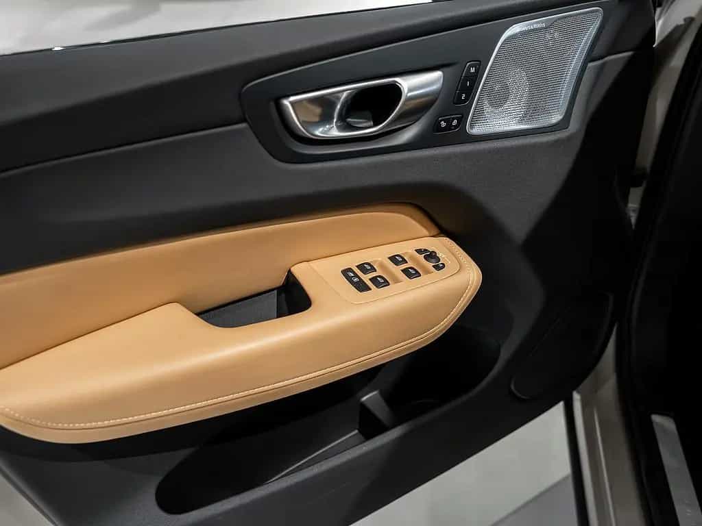 Volvo XC60 B4 Ultimate Dark AWD B&W AHK STANDHEIZUNG 11/2023-photo-20