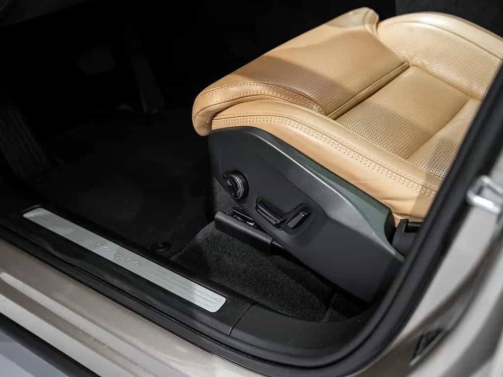 Volvo XC60 B4 Ultimate Dark AWD B&W AHK STANDHEIZUNG 11/2023-photo-21