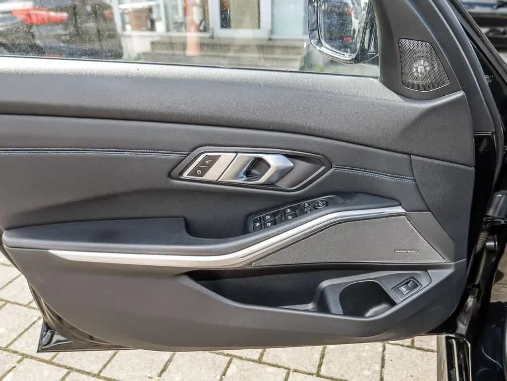BMW 330 i M Sport PANO ACC AHK RFK NAVI LED Laser 09/2022-photo-19