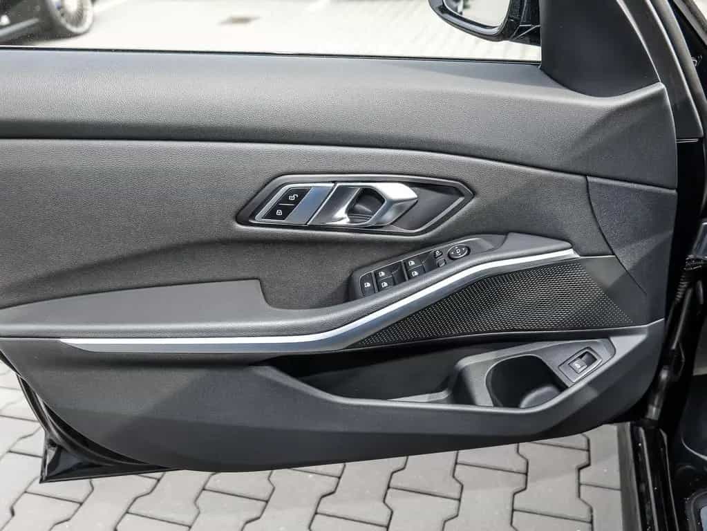 BMW 3 Series 320d 01/2023-photo-17