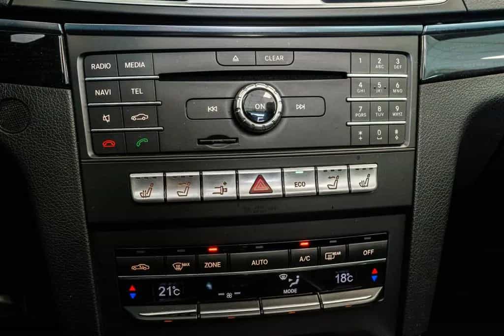 Mercedes-Benz E-Class 200 Cabrio Automatik 184 PS LED Navi 04/2016-photo-22