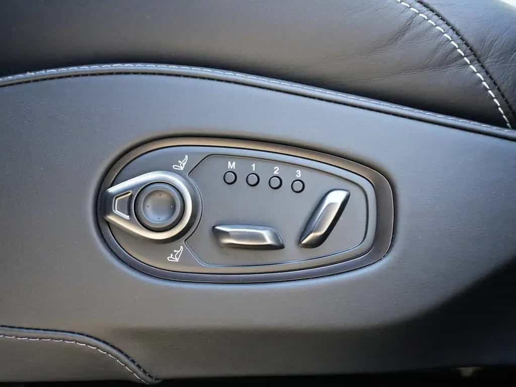Aston Martin DBX S China Grey Onyx Black null-photo-23