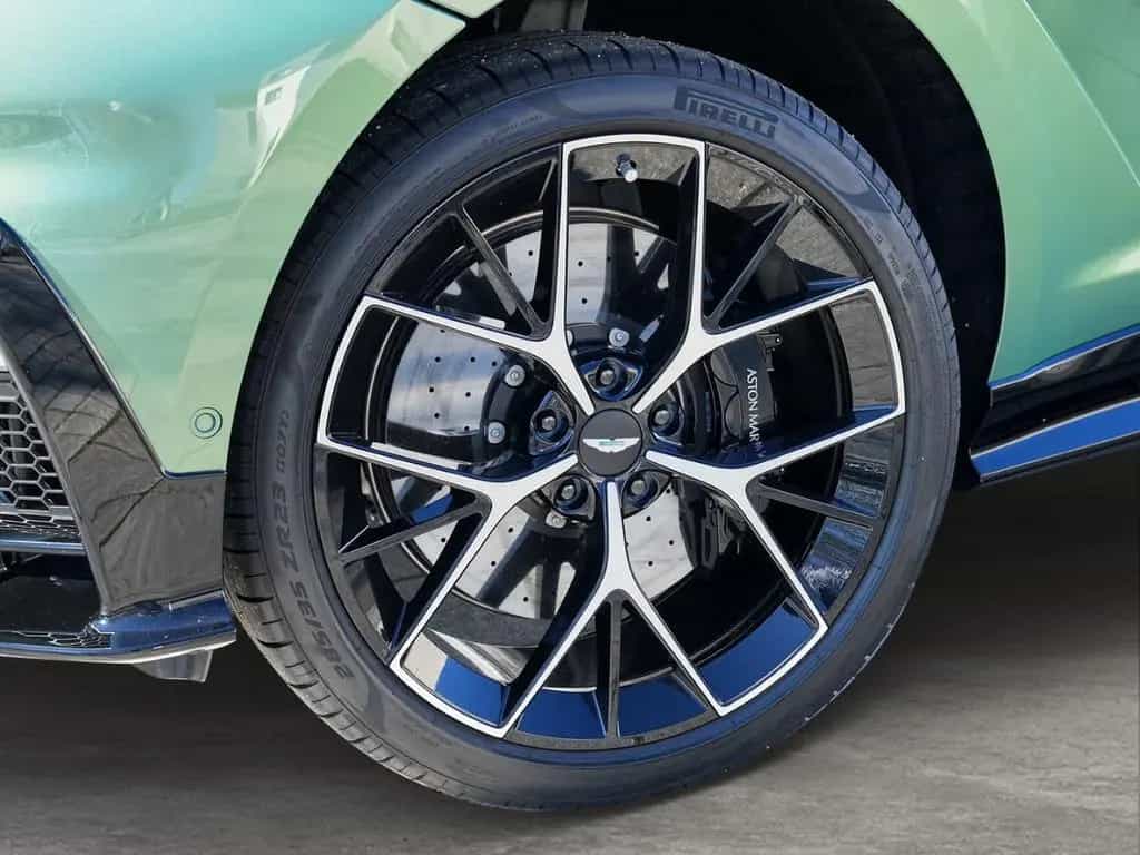 Aston Martin DBX S Iridescent Emerald / Oxford Tan Bowers WIl 02/2026-photo-11