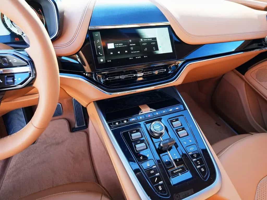 Aston Martin DBX S Iridescent Emerald / Oxford Tan Bowers WIl 02/2026-photo-24