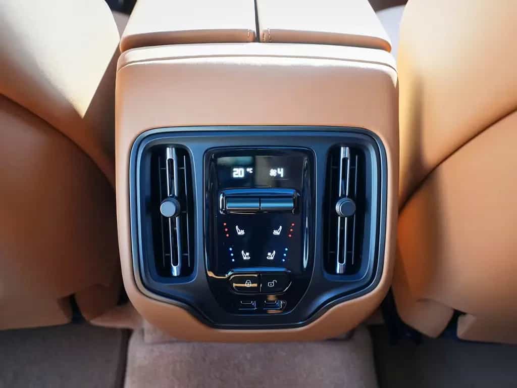 Aston Martin DBX S Iridescent Emerald / Oxford Tan Bowers WIl 02/2026-photo-28