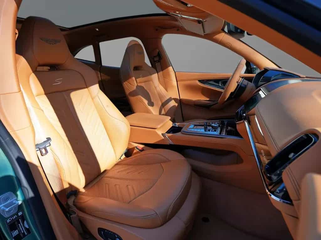 Aston Martin DBX S Iridescent Emerald / Oxford Tan Bowers WIl 02/2026-photo-37