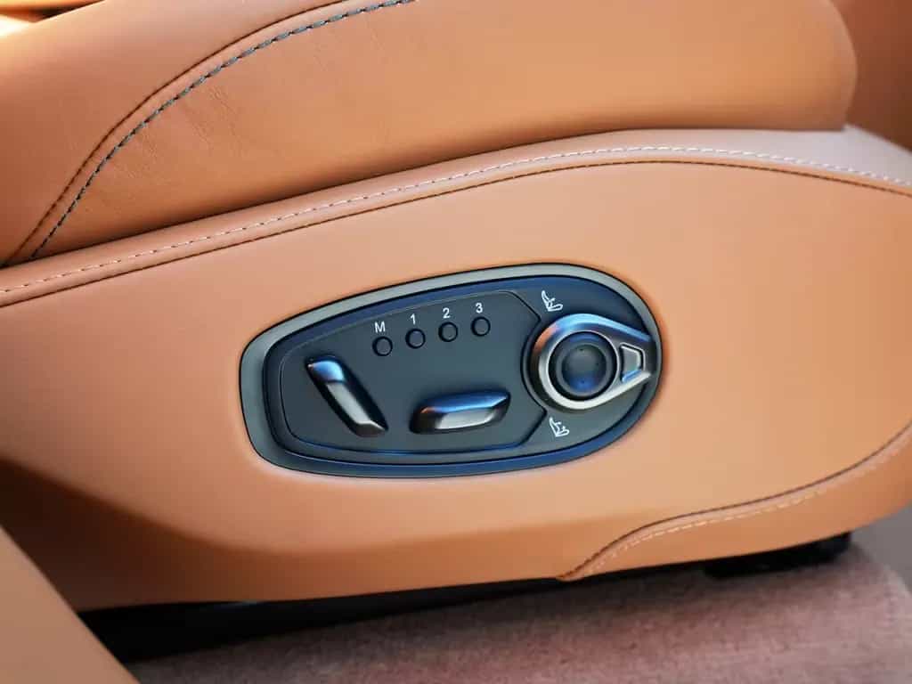 Aston Martin DBX S Iridescent Emerald / Oxford Tan Bowers WIl 02/2026-photo-38