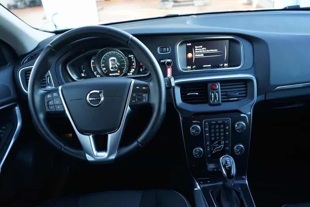 Volvo V40 1.5 Momentum LED Navi Sitzheizung Kamera 12/2017-photo-7