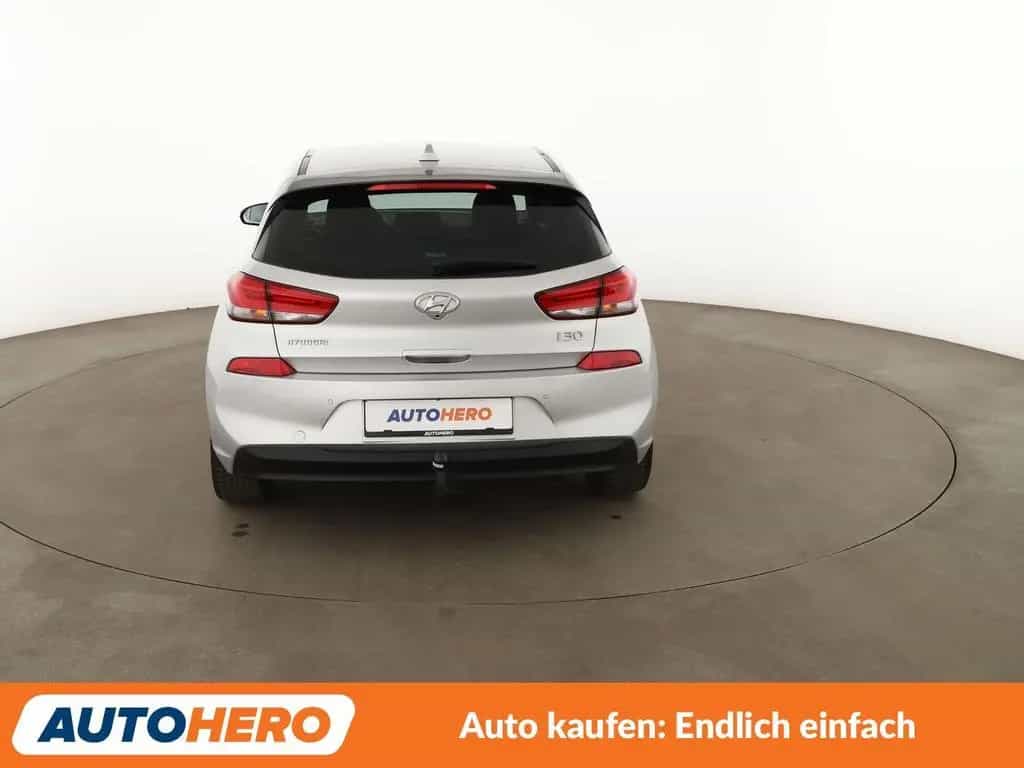 Hyundai i30 1.4 TGDI Intro*NAVI*CAM*AHK*PDC*SHZ*TEMPO* 01/2017-photo-4
