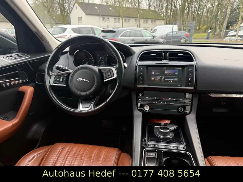 Jaguar F-Pace F-PACE Portfolio AWD - PANAROMA - LEDER 06/2018-photo-14