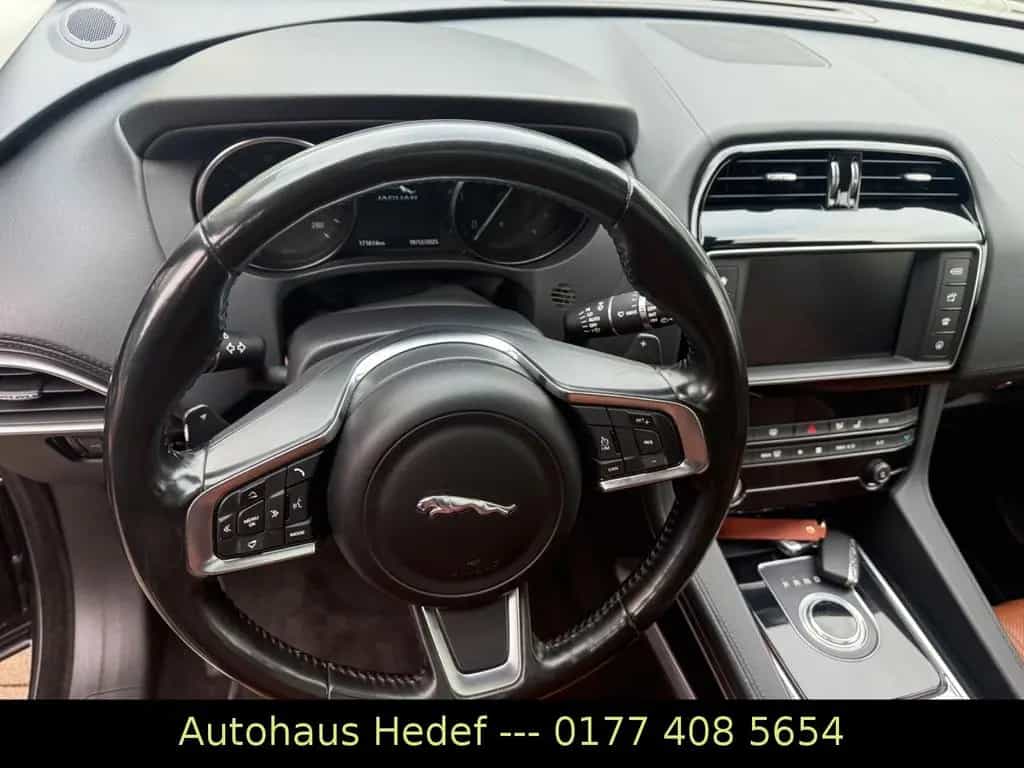 Jaguar F-Pace F-PACE Portfolio AWD - PANAROMA - LEDER 06/2018-photo-18