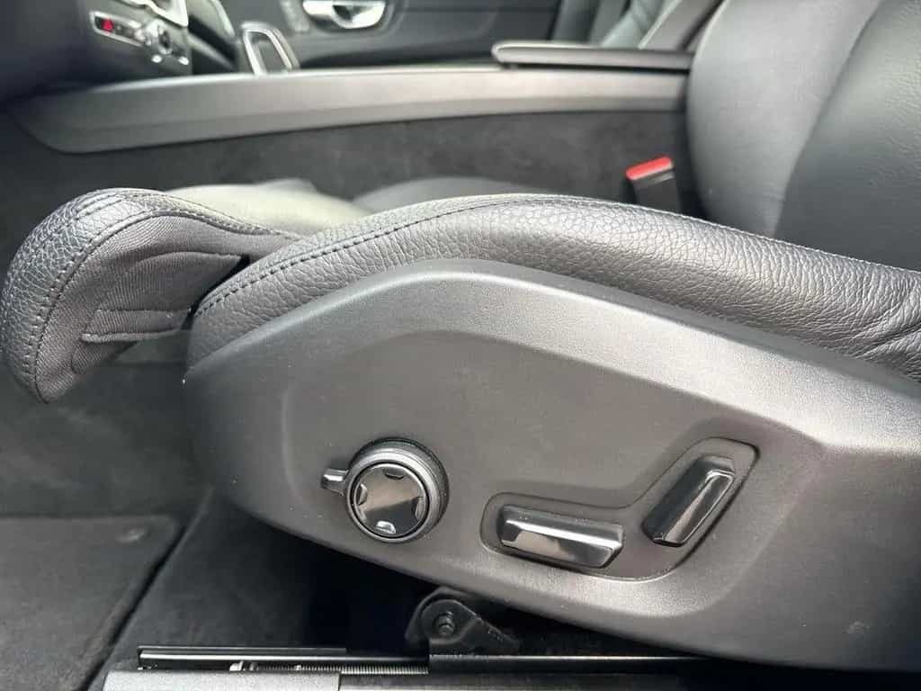 Volvo XC60 B4 FWD Plus Dark 4xSHZ ACC BLIS CAM LHZ H/K 04/2023-photo-18