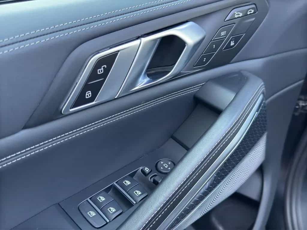 BMW X6 M50i Black Vermilion FrozenBlack Laser B&W 06/2022-photo-31