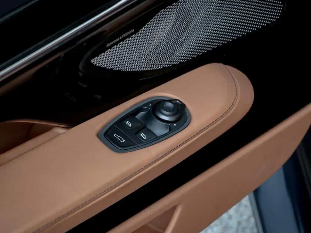 Aston Martin DB12 4.0 V8 Volante 04/2025-photo-25