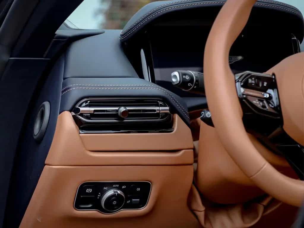 Aston Martin DB12 4.0 V8 Volante 04/2025-photo-26